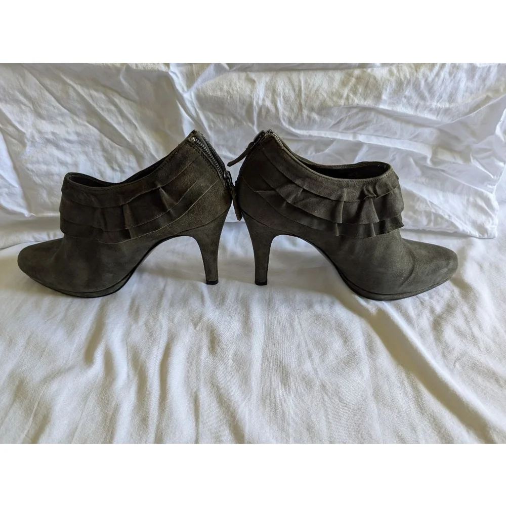 Tahari Taupe Suede Ruffle Booties Women's Sz 8.5 Whimsigoth Retro Avant‎ Garde